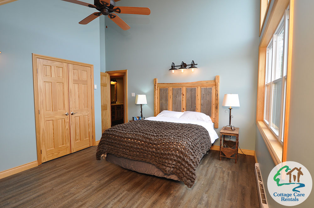 Mountain Lake Hummingbird Hill - Bedroom 1 - Queen Bed