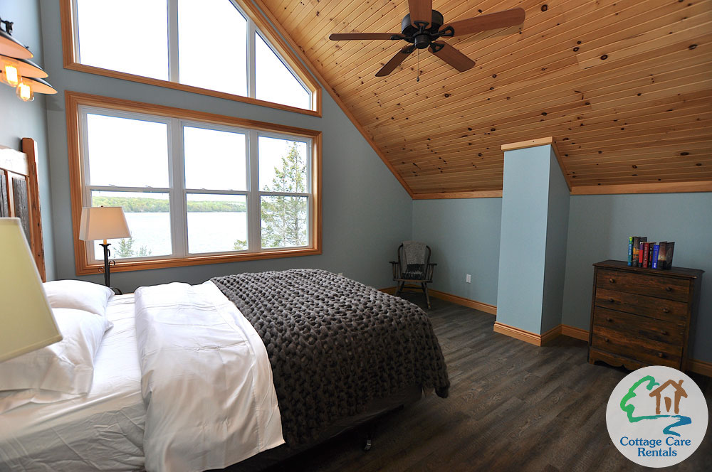 Mountain Lake Hummingbird Hill - Bedroom 1 - Queen Bed