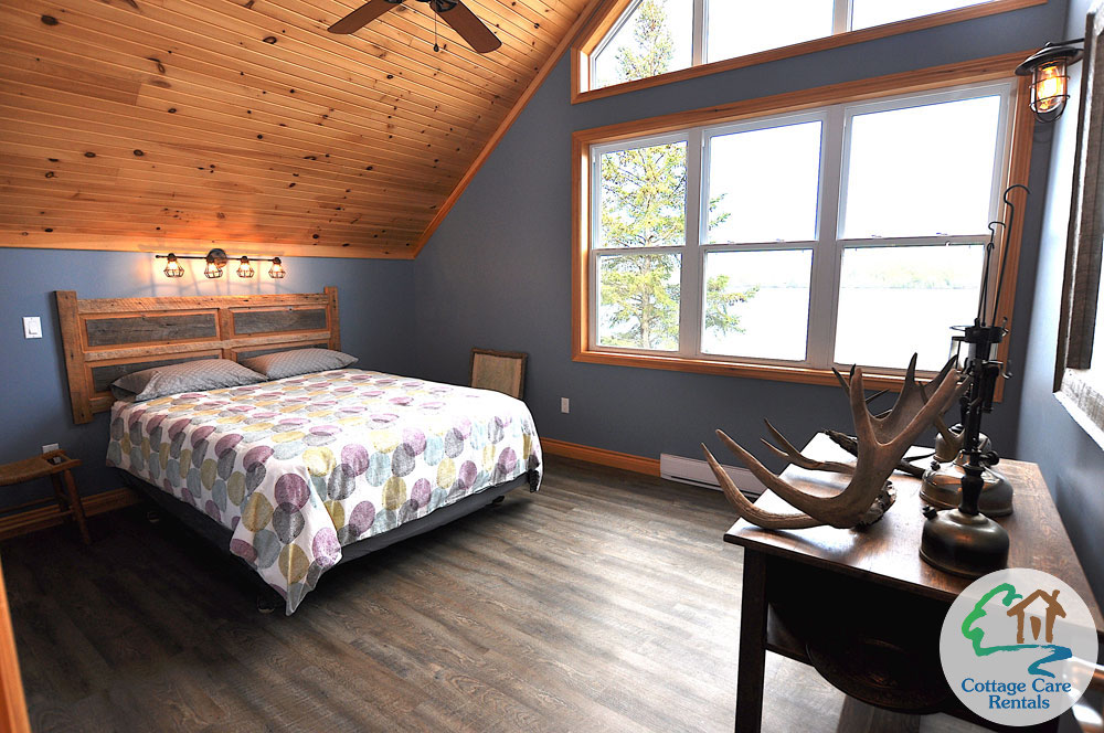 Mountain Lake Hummingbird Hill - Bedroom 2 - Queen Bed