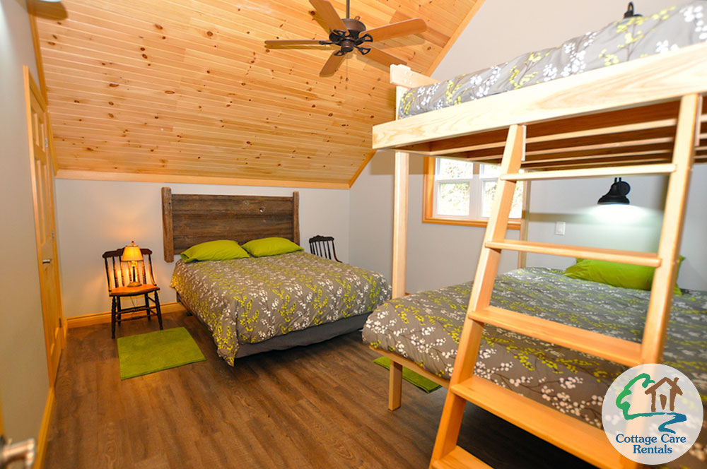 Mountain Lake Hummingbird Hill - Bedroom 3 - Queen Bed plus Double-Double Bunk