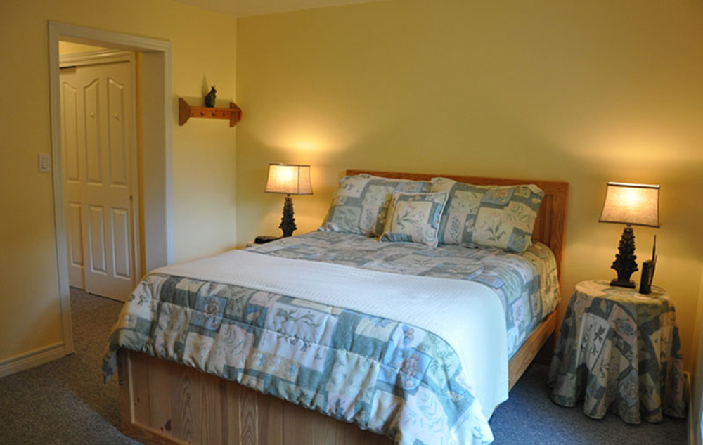 Haliburton Cottage - Soyers Lake Serenity - Master Bedroom