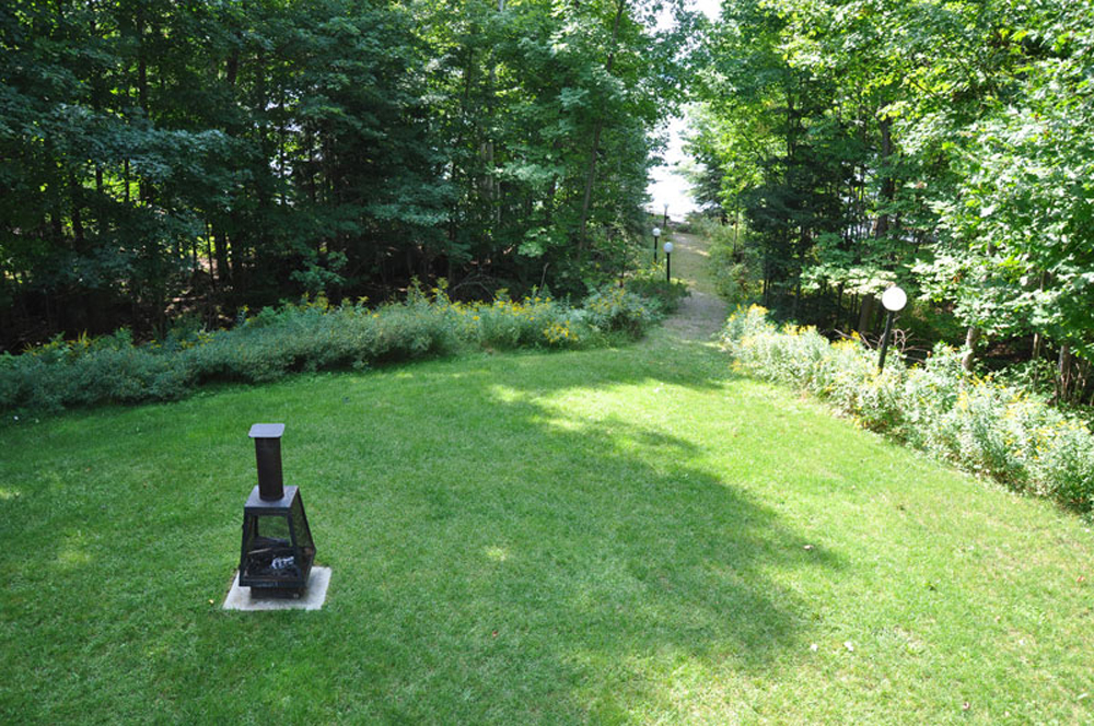 Haliburton Cottage - Soyers Lake Serenity - Firepit and lawn