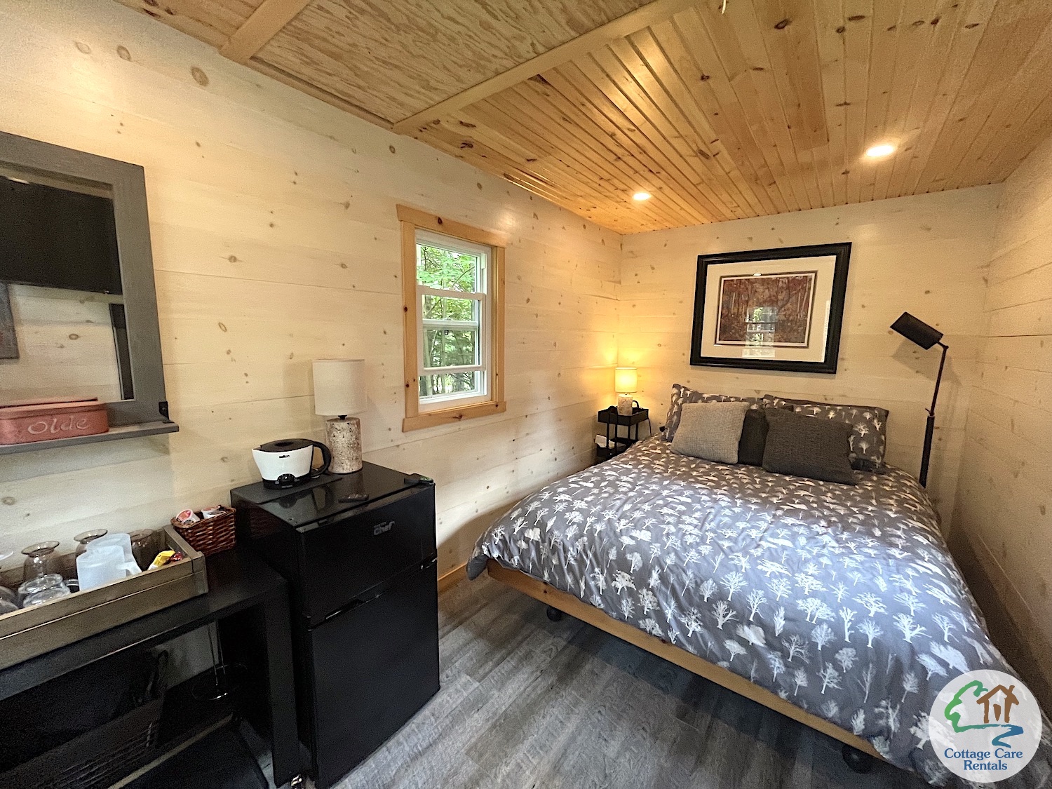 Boshkung Acres - Cabin 2 with queen bed