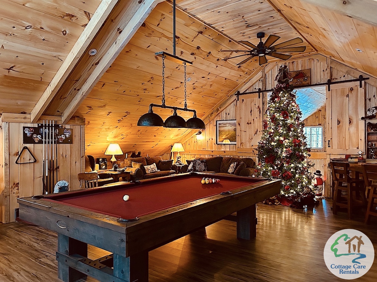 Boshkung Acres - Holiday decor in loft