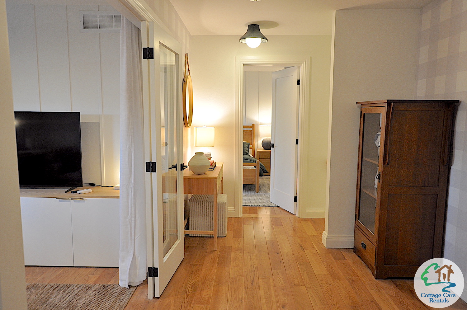 Oblong Beach House - Hallway upstairs - Bathroom to the right