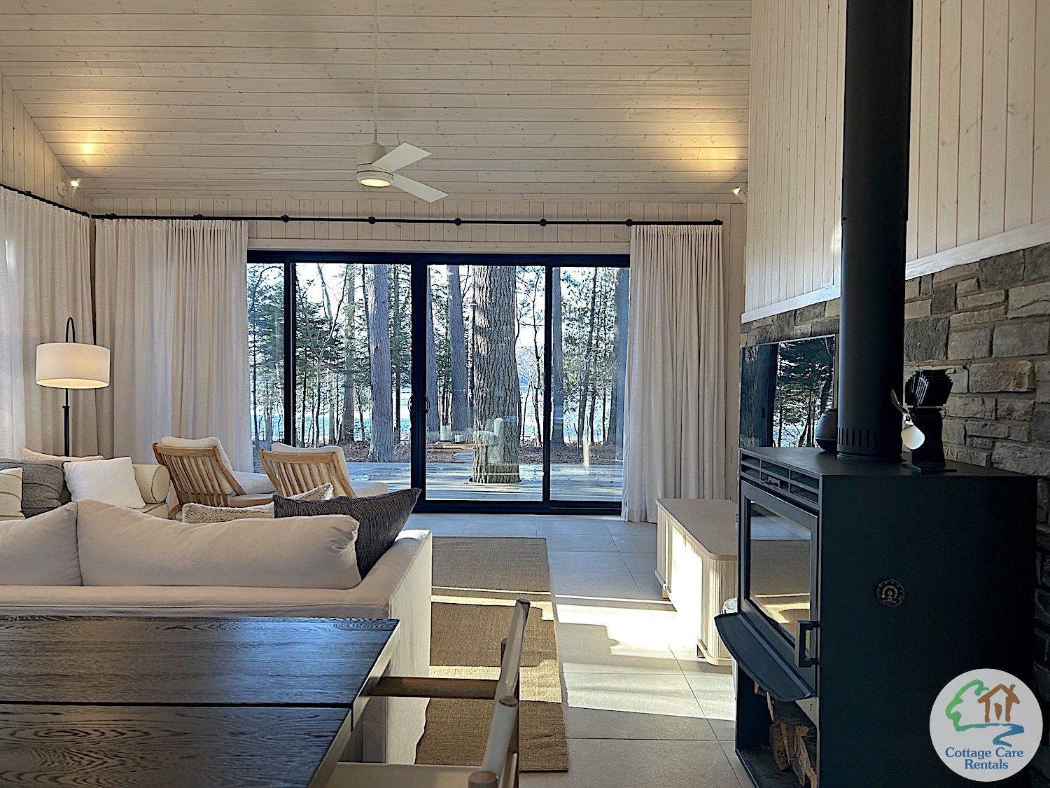 Oblong Beach House - Sunroom with retractable glass doors