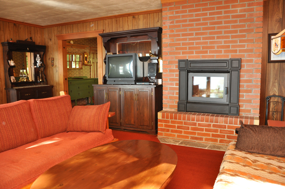 Canning Lake Cedar Point - Living room TV and Fireplace