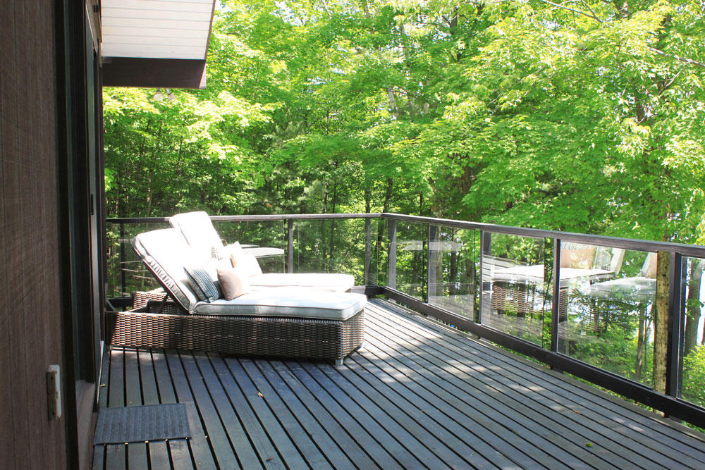 Spruce Lake Tranquility - Upper deck lounge area