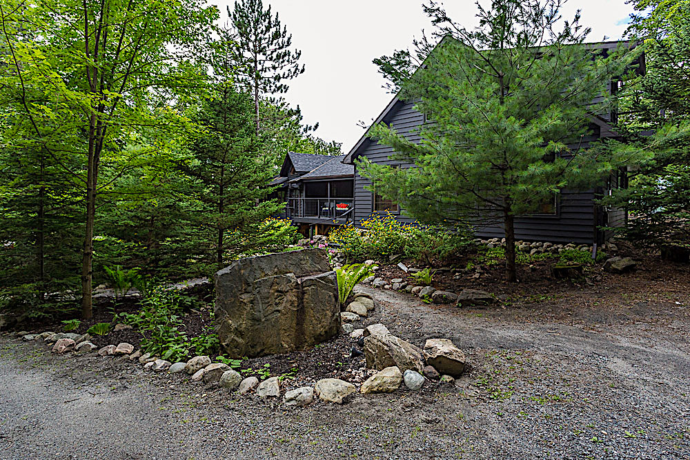 Lake of Bays Cottage - Skyfall - Entrance-from-parking