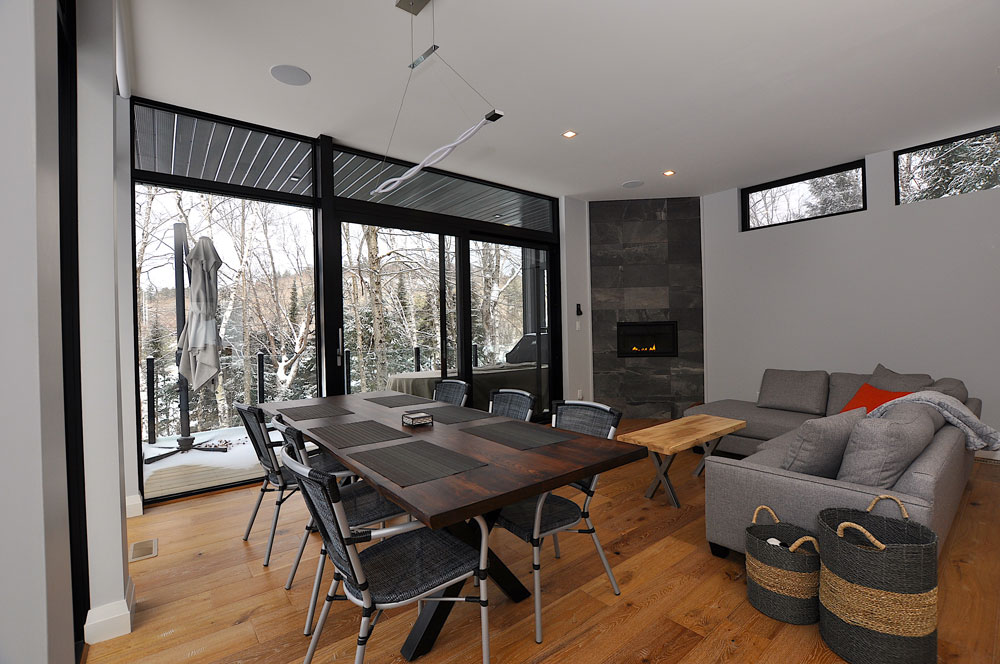 Growler Lake Deerwood Retreat - Living room with sliding door to the dining deck