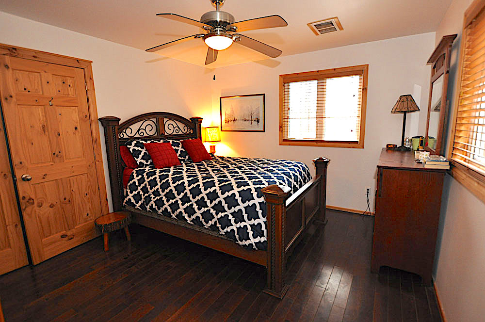 Haliburton Cottage - Eagle Lake Eagles Nest - Bedroom 3 with Queen