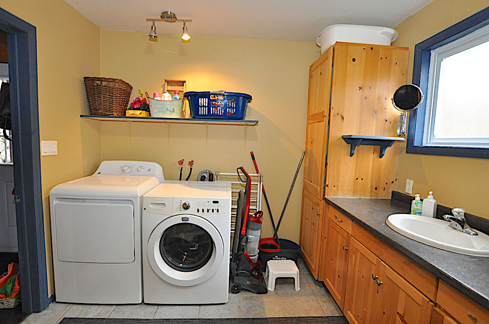 Haliburton Cottage - Eagle Lake Eagles Nest - Main floor laundry