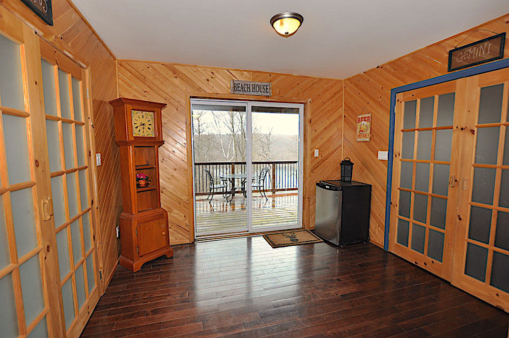 Haliburton Cottage - Eagle Lake Eagles Nest - Main floor hallway with deck