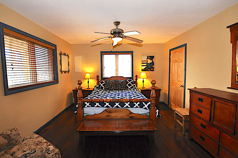 Haliburton Cottage - Eagle Lake Eagles Nest - Master bedroom with Queen
