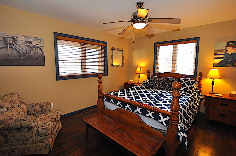 Haliburton Cottage - Eagle Lake Eagles Nest - Master bedroom with Queen