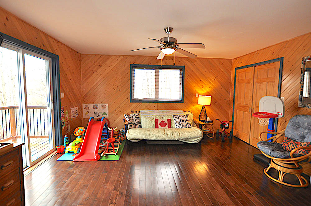 Haliburton Cottage - Eagle Lake Eagles Nest - Upper Bedroom 4 with double futon and play room
