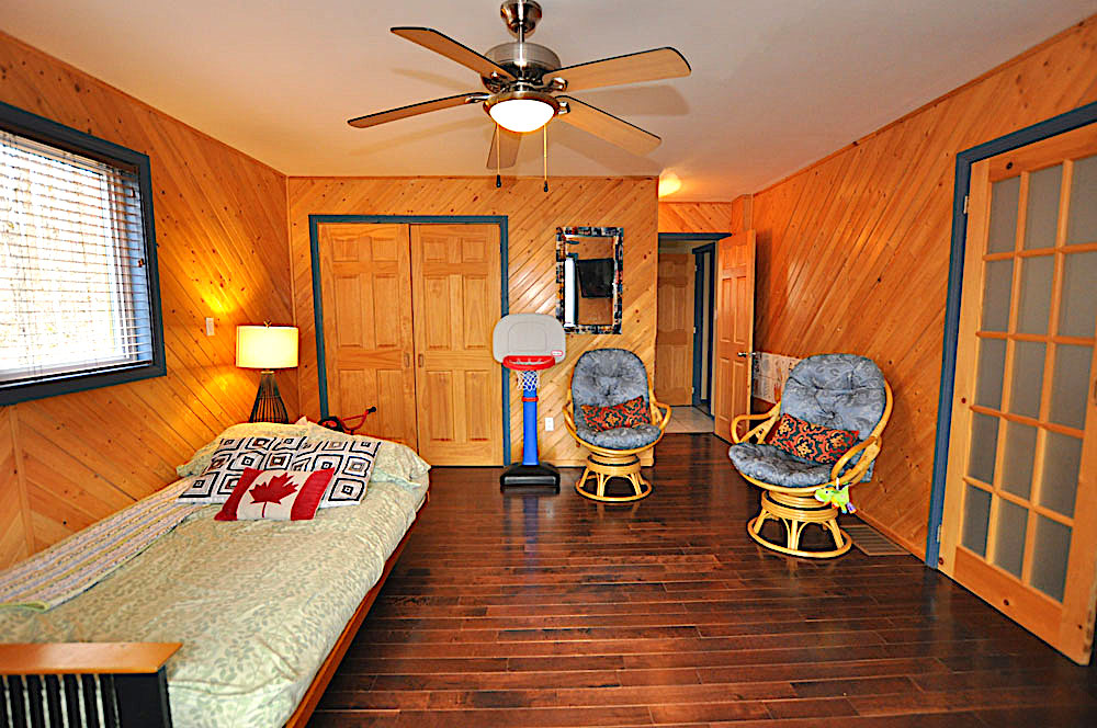 Haliburton Cottage - Eagle Lake Eagles Nest - Double futon with ensuite