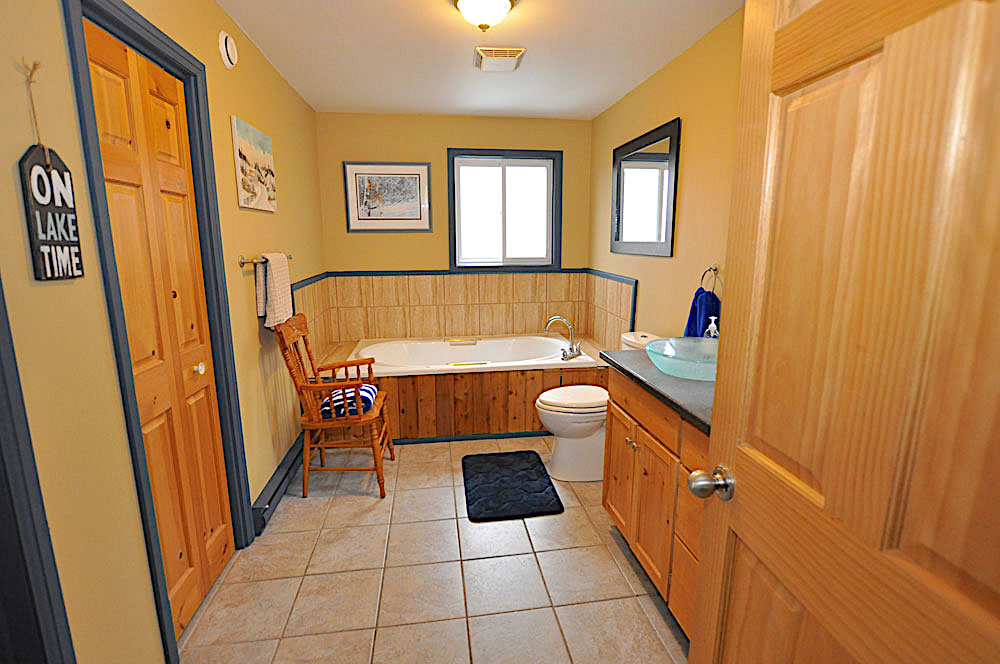 Haliburton Cottage - Eagle Lake Eagles Nest - Upper 3pc washroom