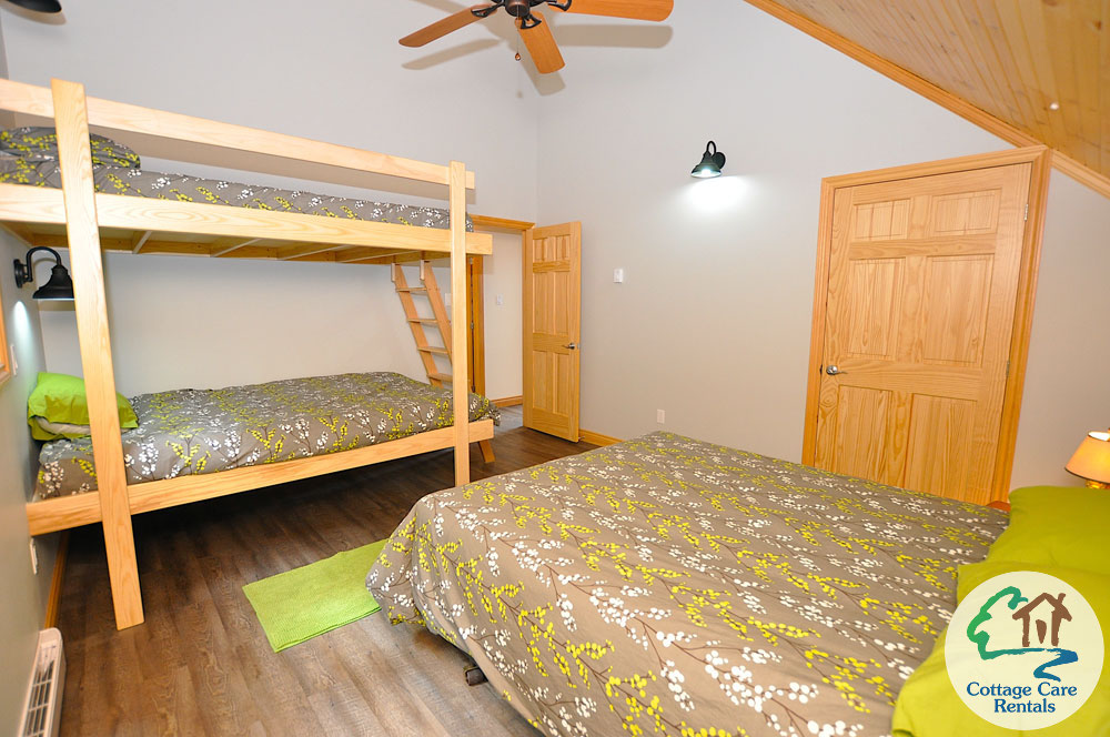 Mountain Lake Hummingbird Hill - Bedroom 3 - Queen Bed plus Double-Double Bunk