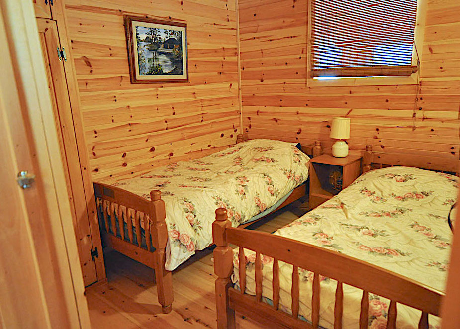 Blue Hawk Lake Blue Bell - Haliburton Cottage - Bedroom-2-Twin-Beds