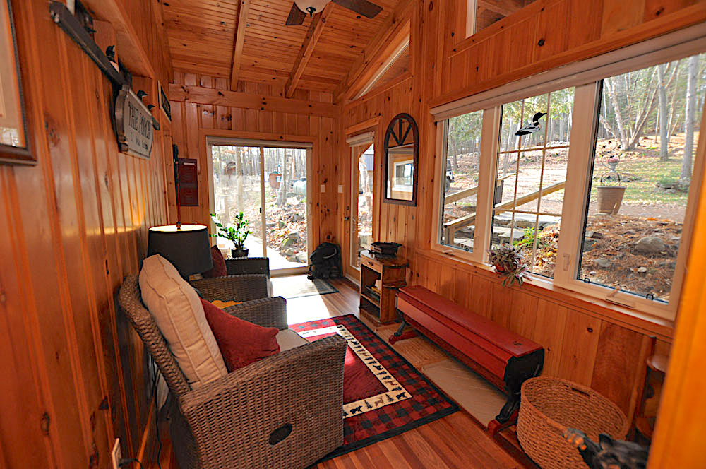 Boshkung Lake Paradise Pines - The Porch sitting room