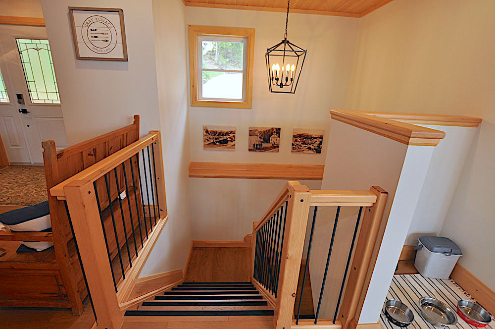 Haliburton Cottage - Spruce Lake Blue Jay Bay - Stairs to Lower Level