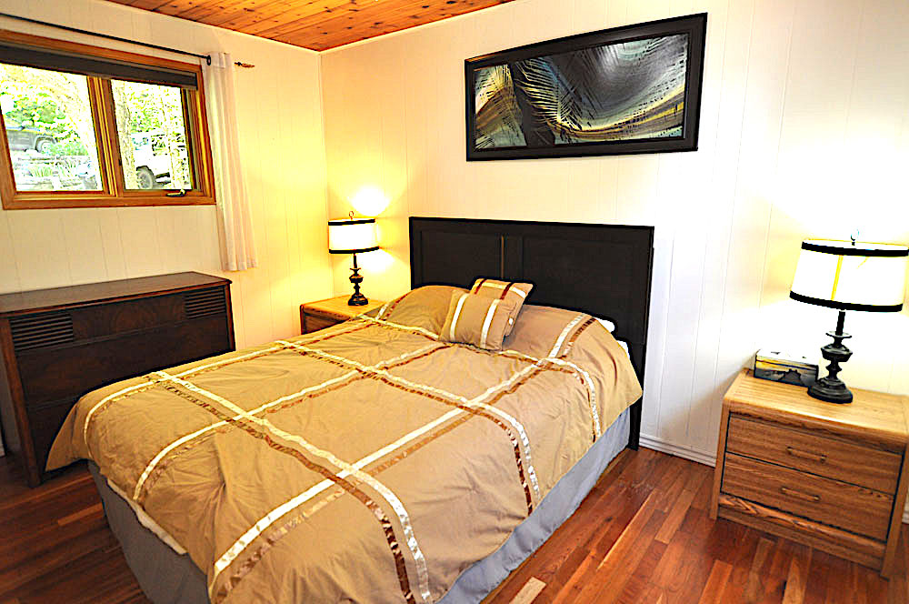 Kennisis Lake Paradise Bay - Main Floor Bedroom 1