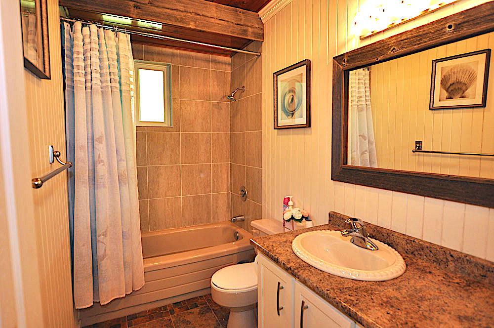Kennisis Lake Paradise Bay - Main Floor Bathroom