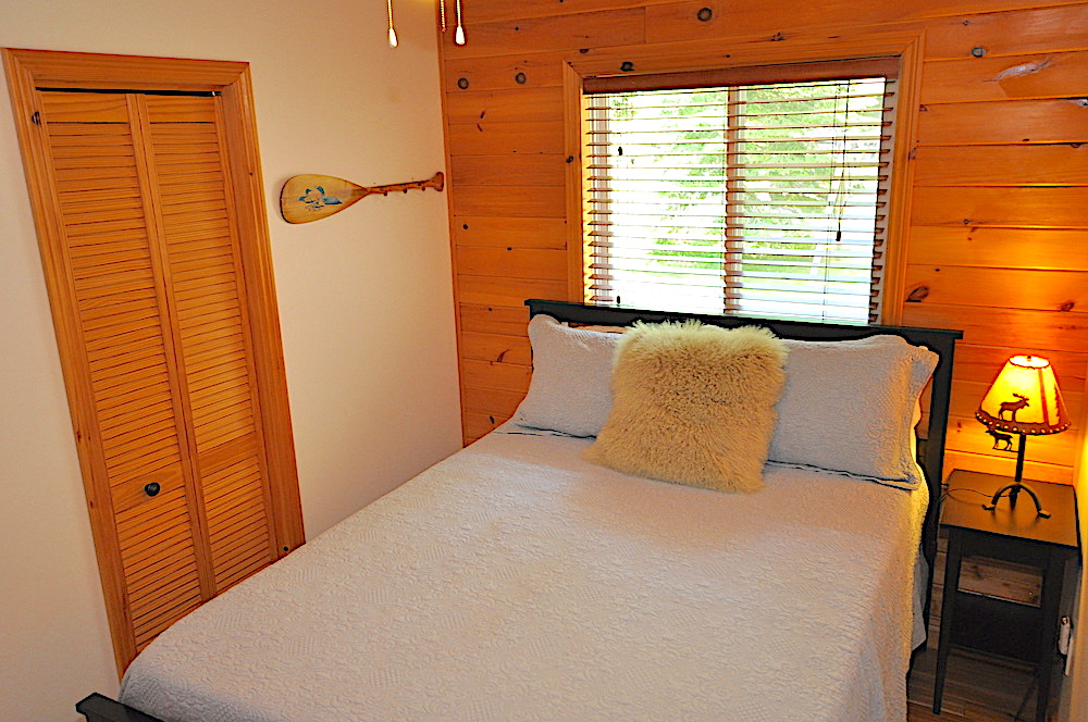 Monmouth Lake The Wandering Moose - Haliburton Cottage - Main Floor Bedroom 3 - Queen