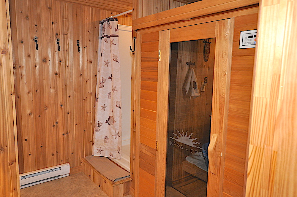 Monmouth Lake The Wandering Moose - Haliburton Cottage - 3 Piece Bathroom and Sauna - Lower Level