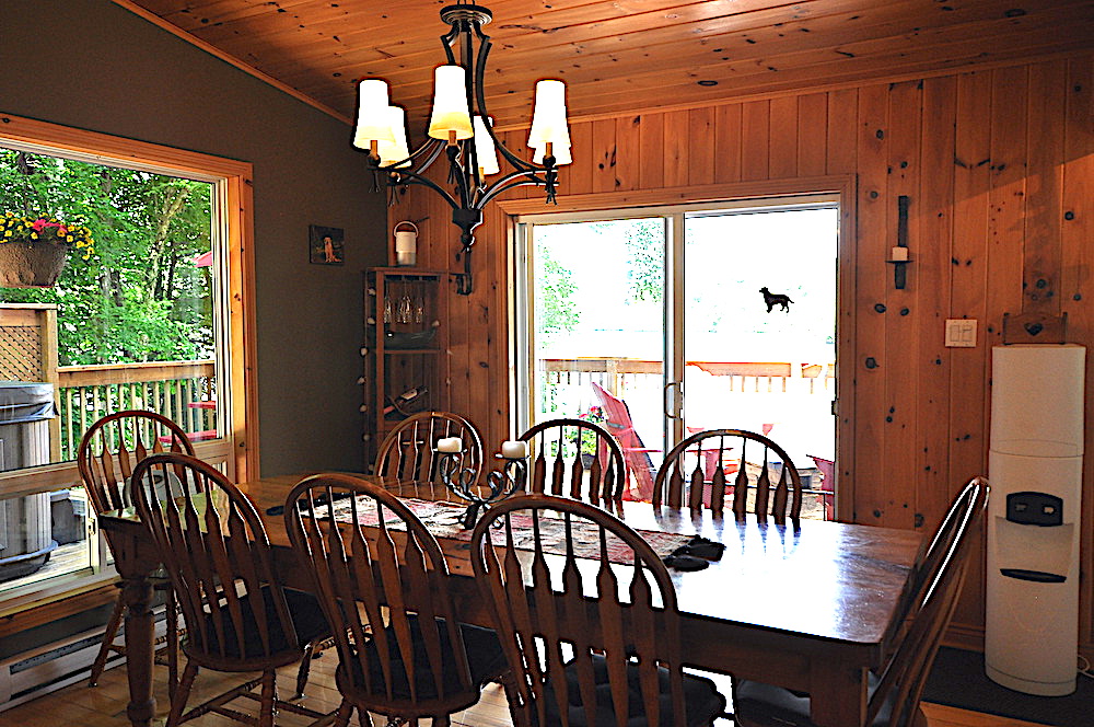Monmouth Lake The Wandering Moose - Haliburton Cottage - Dining with a View