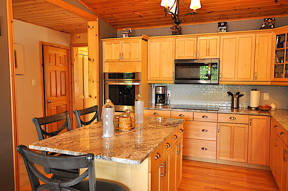 Monmouth Lake The Wandering Moose - Haliburton Cottage - Kitchen with Beautiful New Appliances