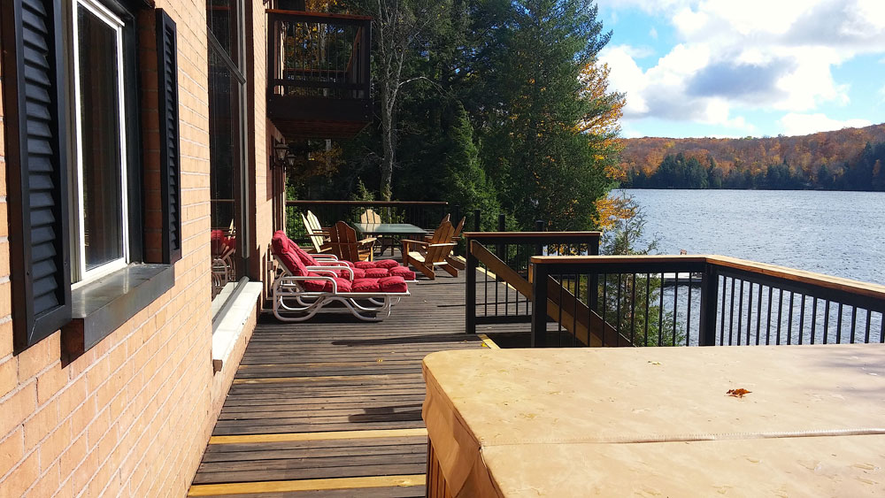 Haliburton cottage - Allen Lake -Lake-side-deck with Hot Tub
