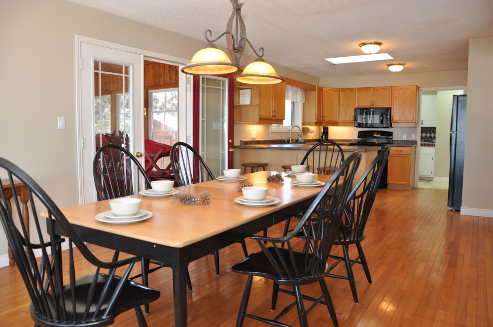 4 Mile Lake Beaver Lodge - dining and kitchen