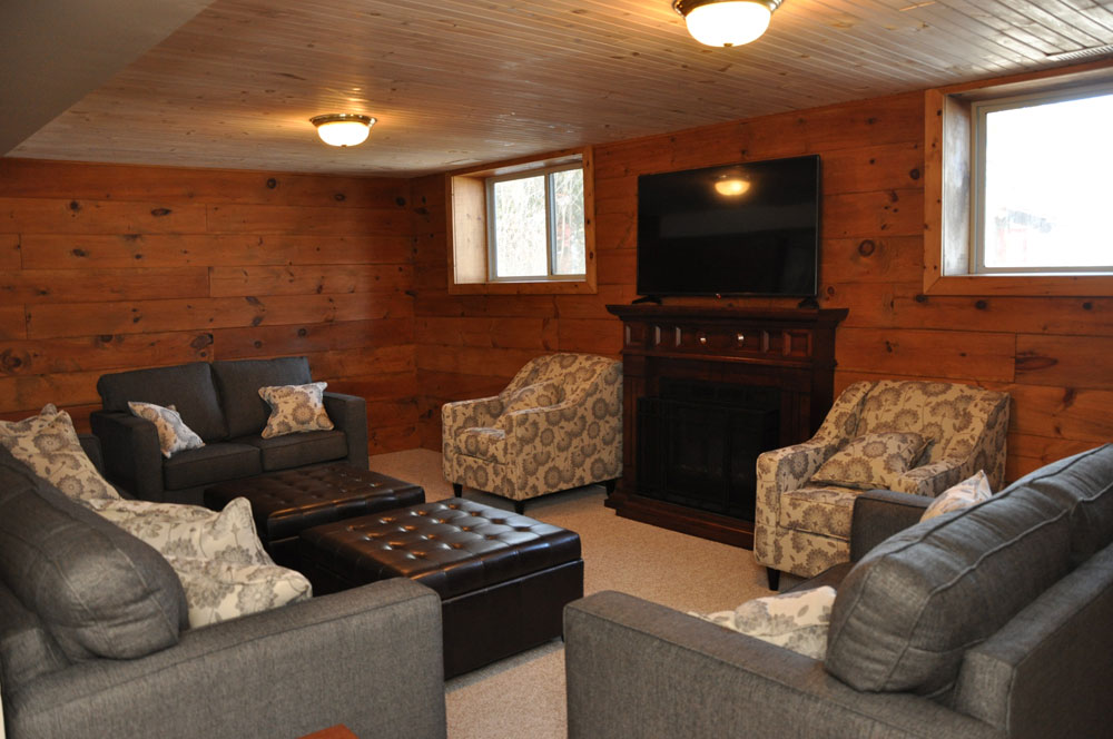 4 Mile Lake Beaver Lodge - rec room