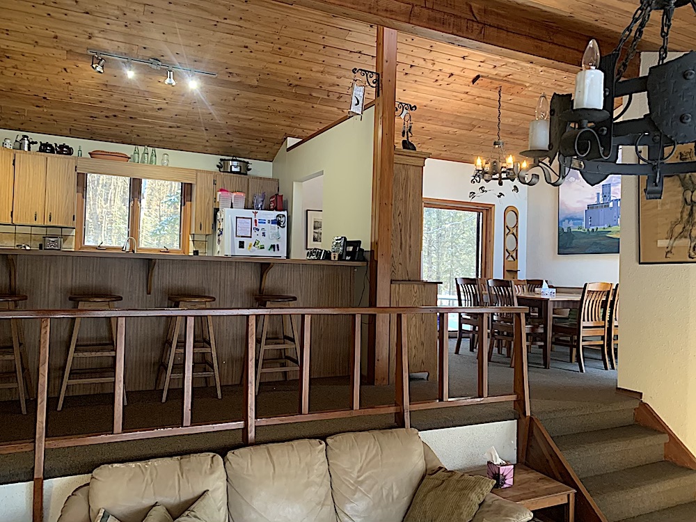 Haliburton Cottage - Horseshoe Lake Templar - Living room view of kitchen